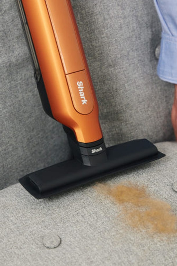 샤크 무선청소기 ADV CS601은 흡입력 자동 제어, 원터치 분리 기능, 자동 먼지 비움, 머리카락 엉킴 방지 기능을 갖춘 제품입니다. 2kg의 가벼운 무게와 세련된 디자인으로 가정용, 다목적 청소는 물론 침구류와 틈새 청소에도 용이합니다. 최대 50분(에코 모드, 무선 스틱 기준) 사용 가능하며, 2021 굿 디자인 어워드를 수상한 제품입니다.
