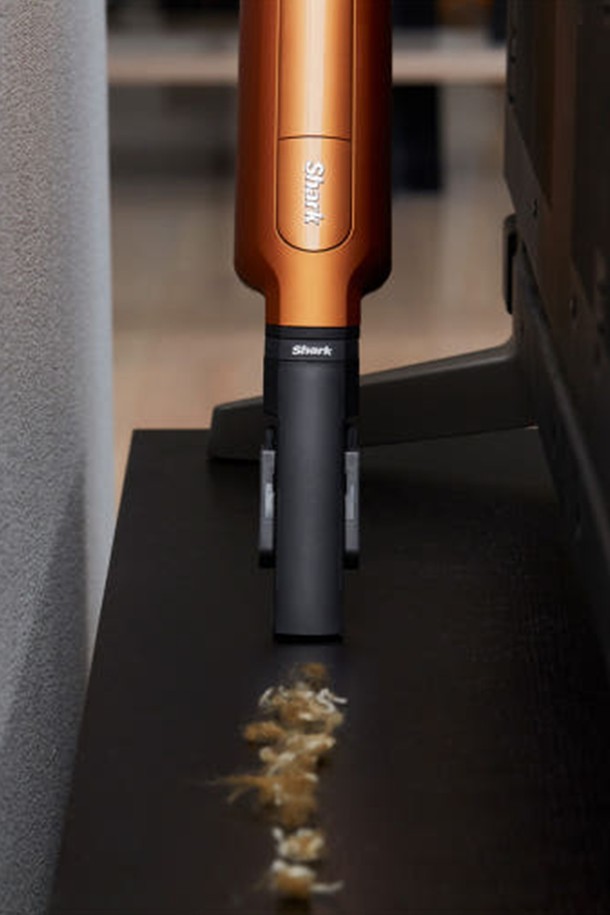 [SharkNinja] 샤크 무선청소기 ADV CS601은 미드나잇블루, 그레이블루, 쿠퍼다크블루, 쿠데애쉬브라운, 모닝그레이 등 세련된 색상으로 출시되었으며, 1057 x 476 x 205mm 크기에 2.0kg의 가벼운 무게로 설계되었습니다. 하이브리드 파워클린 헤드, 머리카락 엉킴 방지 기술, 원터치 분리 시스템, 360도 회전 헤드 등의 특징으로 일반 바닥재, 카페트, 침구류, 틈새 등 다양한 공간을 편리하게 청소할 수 있습니다. 리튬 이온 배터리를 사용하여 최대 50분(에코 모드, 핸디)까지 사용 가능하며, 구성품으로는 미니모터헤드, 틈새용 노즐, 멀티 노즐 등이 제공됩니다.
