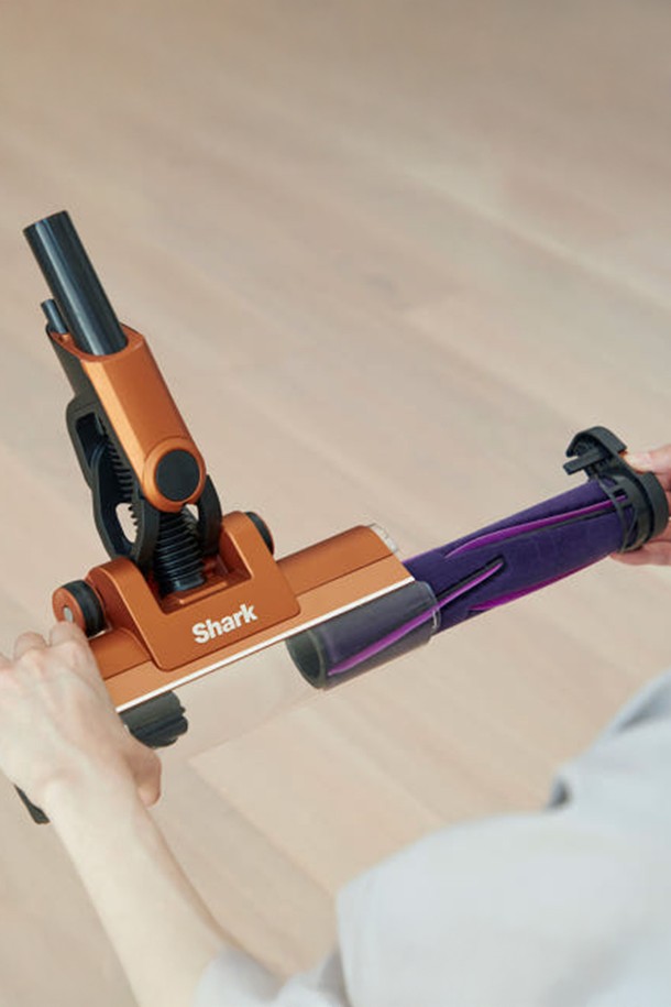 샤크 무선청소기 ADV CS601은 흡입력 자동 제어, 원터치 분리 기능, 자동 먼지 비움, 머리카락 엉킴 방지 기능을 갖춘 제품입니다. 2kg의 가벼운 무게와 세련된 디자인으로 가정용, 다목적 청소는 물론 침구류와 틈새 청소에도 용이합니다. 최대 50분(에코 모드, 무선 스틱 기준) 사용 가능하며, 2021 굿 디자인 어워드를 수상한 제품입니다.
