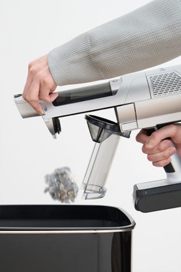 샤크 디텍트 Clean & Empty 무선청소기 IW3241KR은 자동 먼지 비움 기능의 오토 엠티 시스템을 갖춰 편리함을 더한 무선 청소기입니다. 스마트 센서, 헤드라이트, HEPA 필터, 핸디형 분리, 먼지량 감지, 자동 흡입력 조절, 바닥 타입 인식 등 다양한 기능을 제공하며, 3000mAh 배터리로 최대 42분(핸디모드, 에코)까지 사용 가능합니다. 틈새용 노즐, 멀티 노즐, 이불용 노즐 등 다양한 구성품과 함께 그레이 색상으로 출시되었습니다.
