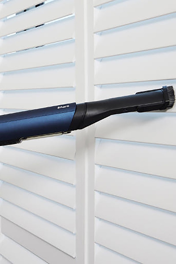 샤크 에보파워 EX 핸디 무선청소기 WV270KR은 0.6kg의 가벼운 무게와 인체공학적 디자인으로 설계되어 차량 내부, 소파, 좁은 공간 등 다양한 곳을 편리하게 청소할 수 있습니다. 1900mAh 리튬 배터리를 탑재하여 일반 모드에서는 최대 15분, 부스트 모드에서는 8분간 강력한 흡입력을 유지하며, 원터치 먼지 비움 기능으로 위생적인 사용이 가능합니다. 구성품으로는 본체, 충전용 거치대, 틈새용 노즐, 멀티 툴 등이 있으며, 1년의 보증 기간을 제공합니다.
