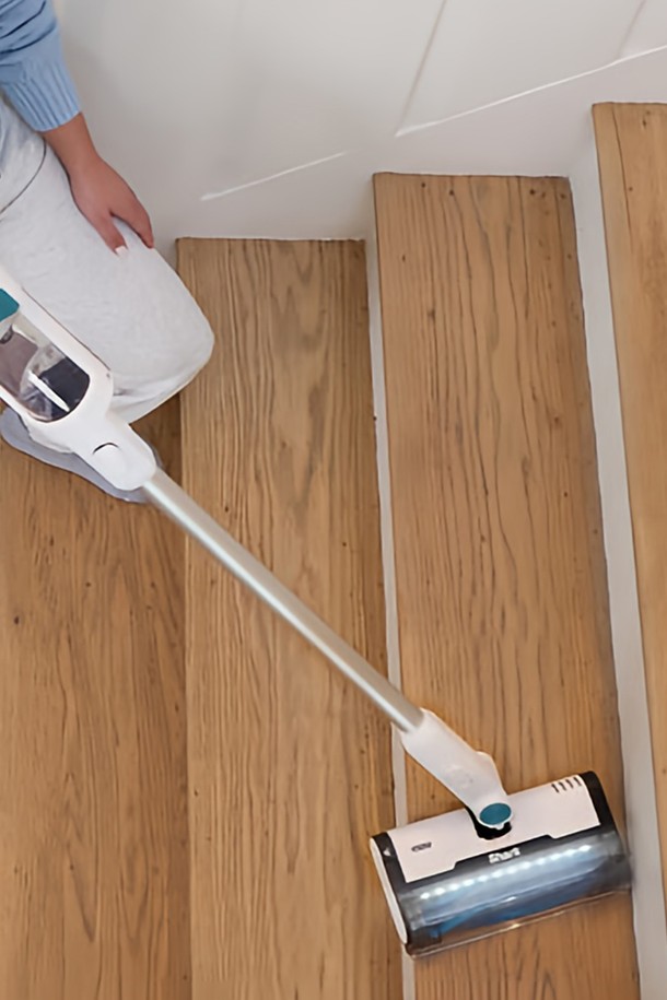 샤크 Clean & Empty 무선청소기 BU3521KR은 화이트와 블루 두 가지 색상으로 출시되었습니다. 이 스틱형 무선청소기는 자동 비움 기능과 오토 엠티 시스템을 갖춰 편리하게 사용할 수 있으며, 플라스틱과 금속 소재로 제작되었습니다. 샤크 Clean & Empty는 분리형 디자인으로 꼼꼼한 청소가 가능합니다.
