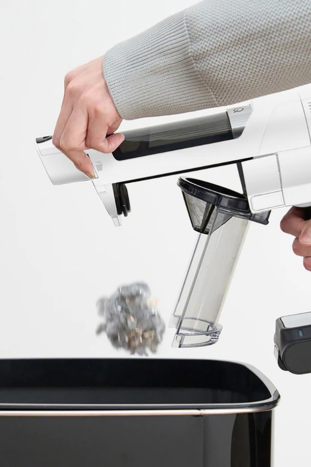 샤크 디텍트 무선청소기 IW2241KR은 라이트그레이 색상으로, 3000mAh 배터리를 장착하여 최대 42분(핸디모드, 에코모드 기준) 사용 가능하며, 하이브리드 파워클린 브러시, FLEX 기능, Edge Sensor 등을 통해 강력하고 편리한 청소 경험을 제공합니다. IQ모드/부스트모드/에코모드 등 3가지 모드를 지원하며, 미니모터헤드, 틈새용 노즐, 브러시, 멀티 노즐, 이불용 노즐 등 다양한 구성품으로 일반 바닥, 카펫, 침구류, 틈새, 이불/소파 청소까지 폭넓게 활용할 수 있습니다. 2.2kg의 가벼운 무게와 1068*260*316(mm) 크기로, 무선 스틱 및 핸디형으로 분리하여 더욱 편리하게 사용할 수 있습니다.
