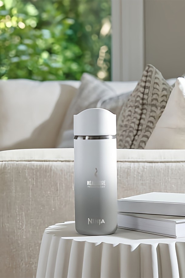 [SharkNinja] 닌자 십 퍼펙트 400ml 트래블 머그 텀블러 DW1603KR은 블루, 그린, 화이트 3가지 색상으로 제공되며, 400ml 용량에 18/8 스테인리스스틸 소재로 제작되어 뛰어난 내구성을 자랑합니다. 최대 6시간 보온, 16시간 보냉이 가능한 LeakLock 리드 뚜껑 타입의 이 텀블러는 여행이나 일상생활에서 음료의 온도를 오랫동안 유지시켜주며, 누수 방지, 스크래치 방지 기능으로 휴대성을 높였습니다. 열 저장 기술과 음료 온도 조절 기능, BPA-free 설계로 안전하게 사용할 수 있는 실용적인 텀블러입니다.

