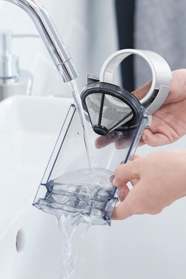 샤크 디텍트 Clean & Empty 무선청소기 IW3241KR은 자동 먼지 비움 기능의 오토 엠티 시스템을 갖춰 편리함을 더한 무선 청소기입니다. 스마트 센서, 헤드라이트, HEPA 필터, 핸디형 분리, 먼지량 감지, 자동 흡입력 조절, 바닥 타입 인식 등 다양한 기능을 제공하며, 3000mAh 배터리로 최대 42분(핸디모드, 에코)까지 사용 가능합니다. 틈새용 노즐, 멀티 노즐, 이불용 노즐 등 다양한 구성품과 함께 그레이 색상으로 출시되었습니다.
