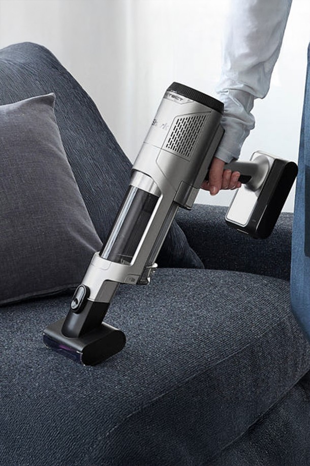 샤크 디텍트 Clean & Empty 무선청소기 IW3241KR은 자동 먼지 비움 기능의 오토 엠티 시스템을 갖춰 편리함을 더한 무선 청소기입니다. 스마트 센서, 헤드라이트, HEPA 필터, 핸디형 분리, 먼지량 감지, 자동 흡입력 조절, 바닥 타입 인식 등 다양한 기능을 제공하며, 3000mAh 배터리로 최대 42분(핸디모드, 에코)까지 사용 가능합니다. 틈새용 노즐, 멀티 노즐, 이불용 노즐 등 다양한 구성품과 함께 그레이 색상으로 출시되었습니다.
