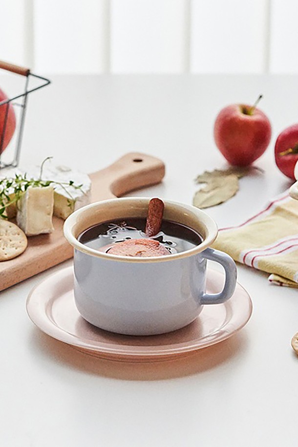 리스 머그 특대 10cm 블루는 견고한 스테인리스스틸 소재의 머그컵입니다. 특대 사이즈에 푸른색 에나멜 코팅과 특수 코팅 마감으로 세련된 디자인을 자랑합니다. 열전도성, 보온성, 내열성을 갖춰 음료의 온도 유지가 용이하며, 착색 방지 기능으로 위생적인 사용이 가능합니다. 가스레인지, 인덕션, 오븐, 식기세척기 사용이 가능하며, 전자레인지를 제외한 다양한 환경에서 활용할 수 있습니다. 이음새 없는 일체형 디자인과 검은색 마감이 돋보이는 머그컵입니다.
