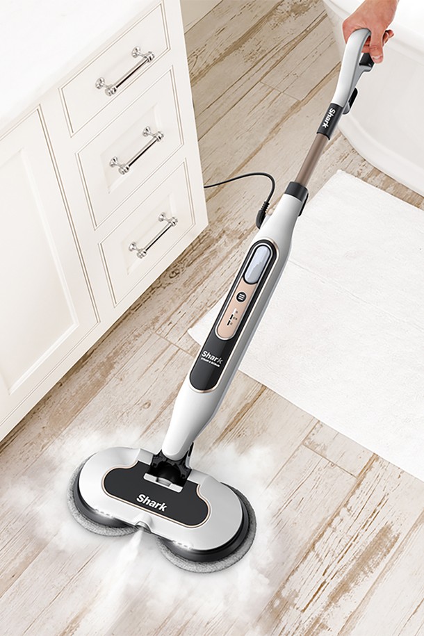 샤크 스팀 앤 스크럽 청소기 S8201KR은 강력한 스팀 분사와 회전 패드로 바닥을 깨끗하게 청소해 주는 청소기입니다. DEEP, NORMAL, LIGHT 3가지 작동 모드를 지원하며, 스팀 양과 회전 속도를 조절하여 다양한 바닥 재질 (목재, 대리석, 타일, 코팅된 마루바닥)에 맞게 사용할 수 있습니다. 본체, 극세사 패드 4개, 세움스틱으로 구성되어 있으며, Self Standing 기능과 스팀 블래스터, 수직 거치 시 자동 중지 기능을 갖춰 사용 편의성을 높였습니다.
