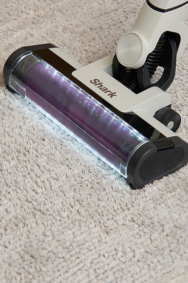 샤크 가벼운 무선청소기 에보 파워 시스템 NEO LC200KRIV는 아이보리 색상으로, 4가지 교체 가능한 헤드와 도크 일체형 거치 기능을 갖춘 무선 청소기입니다. 지능형 센서를 통해 먼지 양과 바닥 종류를 자동으로 인식하며, 부스트, 에코, IQ 모드를 지원하여 효율적인 청소가 가능합니다. 핸디형 0.8kg, 전체 1.5kg의 가벼운 무게와 최대 35분 (핸디모드) 사용 가능한 리튬 배터리(3000mAh)를 탑재했습니다.
