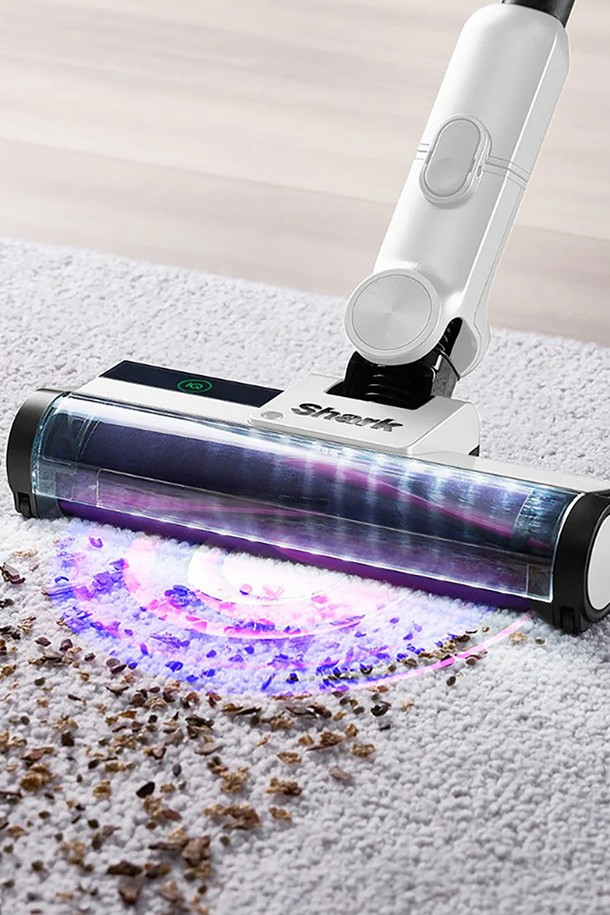 샤크 디텍트 무선청소기 IW2241KR은 라이트그레이 색상으로, 3000mAh 배터리를 장착하여 최대 42분(핸디모드, 에코모드 기준) 사용 가능하며, 하이브리드 파워클린 브러시, FLEX 기능, Edge Sensor 등을 통해 강력하고 편리한 청소 경험을 제공합니다. IQ모드/부스트모드/에코모드 등 3가지 모드를 지원하며, 미니모터헤드, 틈새용 노즐, 브러시, 멀티 노즐, 이불용 노즐 등 다양한 구성품으로 일반 바닥, 카펫, 침구류, 틈새, 이불/소파 청소까지 폭넓게 활용할 수 있습니다. 2.2kg의 가벼운 무게와 1068*260*316(mm) 크기로, 무선 스틱 및 핸디형으로 분리하여 더욱 편리하게 사용할 수 있습니다.
