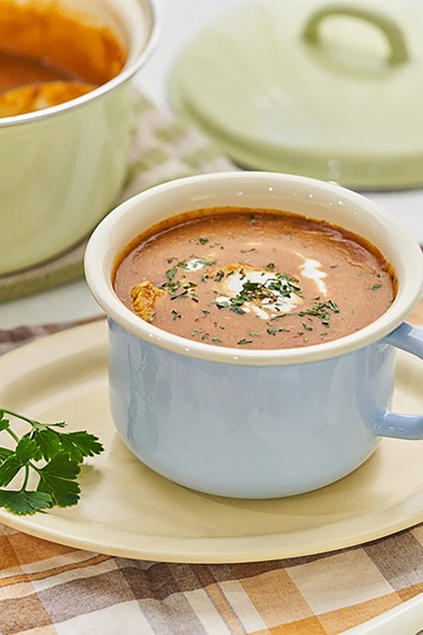 리스 머그 특대 10cm 블루는 견고한 스테인리스스틸 소재의 머그컵입니다. 특대 사이즈에 푸른색 에나멜 코팅과 특수 코팅 마감으로 세련된 디자인을 자랑합니다. 열전도성, 보온성, 내열성을 갖춰 음료의 온도 유지가 용이하며, 착색 방지 기능으로 위생적인 사용이 가능합니다. 가스레인지, 인덕션, 오븐, 식기세척기 사용이 가능하며, 전자레인지를 제외한 다양한 환경에서 활용할 수 있습니다. 이음새 없는 일체형 디자인과 검은색 마감이 돋보이는 머그컵입니다.
