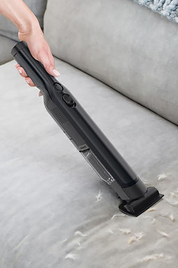 [SharkNinja] 샤크 에보파워 핸디 무선청소기 WV210KR은 미드나잇 블루 색상으로, 64 x 65 x 422mm 크기의 컴팩트한 디자인이 돋보입니다. 원터치 먼지통 비우기, 물 세척 가능, 인체공학적 디자인으로 편리함을 더했으며, 틈새용 노즐과 패브릭 맞춤 멀티툴을 포함한 다양한 구성품으로 꼼꼼한 청소를 지원합니다. 1900mAh 리튬 배터리로 약 8분 사용 가능하며, 충전은 약 4.5시간이 소요됩니다.
