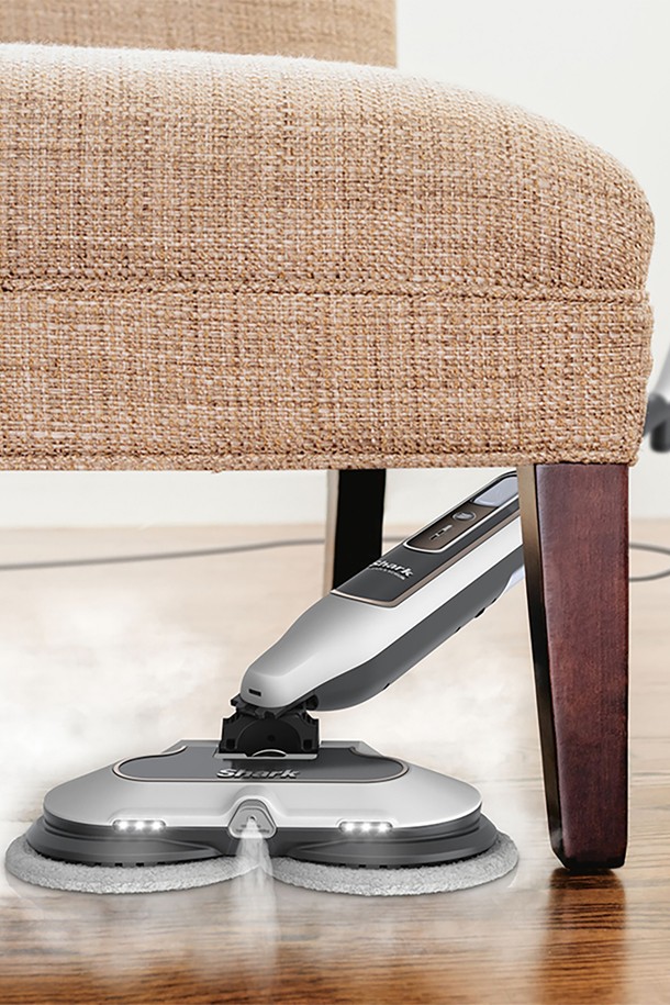 샤크 스팀 앤 스크럽 청소기 S8201KR은 강력한 스팀 분사와 회전 패드로 바닥을 깨끗하게 청소해 주는 청소기입니다. DEEP, NORMAL, LIGHT 3가지 작동 모드를 지원하며, 스팀 양과 회전 속도를 조절하여 다양한 바닥 재질 (목재, 대리석, 타일, 코팅된 마루바닥)에 맞게 사용할 수 있습니다. 본체, 극세사 패드 4개, 세움스틱으로 구성되어 있으며, Self Standing 기능과 스팀 블래스터, 수직 거치 시 자동 중지 기능을 갖춰 사용 편의성을 높였습니다.
