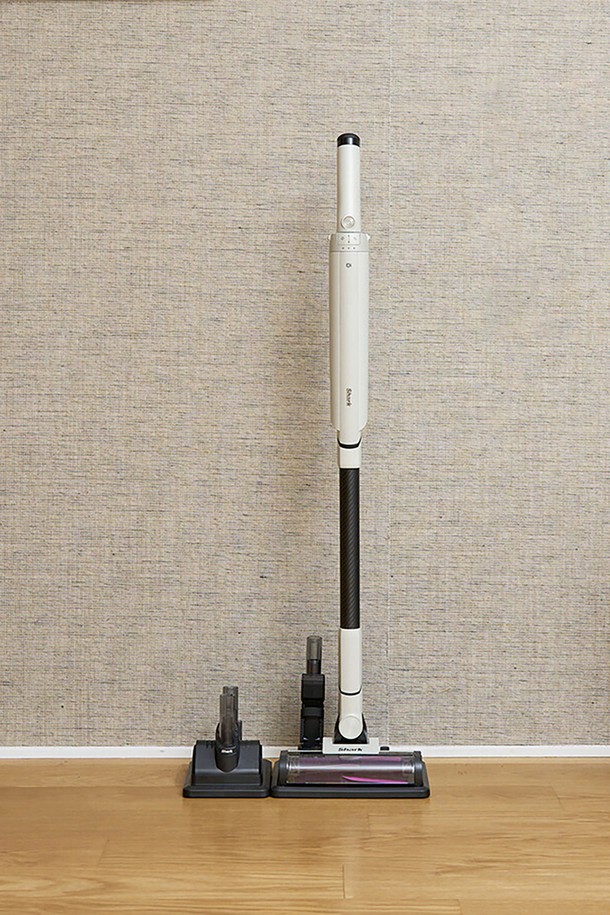 샤크 가벼운 무선청소기 에보 파워 시스템 NEO LC200KRIV는 아이보리 색상으로, 4가지 교체 가능한 헤드와 도크 일체형 거치 기능을 갖춘 무선 청소기입니다. 지능형 센서를 통해 먼지 양과 바닥 종류를 자동으로 인식하며, 부스트, 에코, IQ 모드를 지원하여 효율적인 청소가 가능합니다. 핸디형 0.8kg, 전체 1.5kg의 가벼운 무게와 최대 35분 (핸디모드) 사용 가능한 리튬 배터리(3000mAh)를 탑재했습니다.
