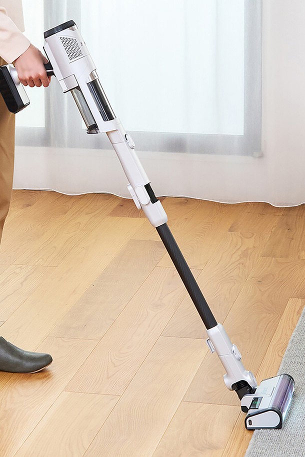 샤크 디텍트 무선청소기 IW2241KR은 라이트그레이 색상으로, 3000mAh 배터리를 장착하여 최대 42분(핸디모드, 에코모드 기준) 사용 가능하며, 하이브리드 파워클린 브러시, FLEX 기능, Edge Sensor 등을 통해 강력하고 편리한 청소 경험을 제공합니다. IQ모드/부스트모드/에코모드 등 3가지 모드를 지원하며, 미니모터헤드, 틈새용 노즐, 브러시, 멀티 노즐, 이불용 노즐 등 다양한 구성품으로 일반 바닥, 카펫, 침구류, 틈새, 이불/소파 청소까지 폭넓게 활용할 수 있습니다. 2.2kg의 가벼운 무게와 1068*260*316(mm) 크기로, 무선 스틱 및 핸디형으로 분리하여 더욱 편리하게 사용할 수 있습니다.
