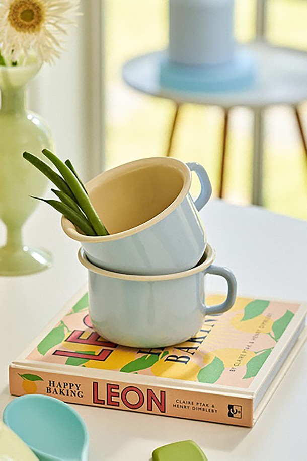 리스 머그 특대 10cm 블루는 견고한 스테인리스스틸 소재의 머그컵입니다. 특대 사이즈에 푸른색 에나멜 코팅과 특수 코팅 마감으로 세련된 디자인을 자랑합니다. 열전도성, 보온성, 내열성을 갖춰 음료의 온도 유지가 용이하며, 착색 방지 기능으로 위생적인 사용이 가능합니다. 가스레인지, 인덕션, 오븐, 식기세척기 사용이 가능하며, 전자레인지를 제외한 다양한 환경에서 활용할 수 있습니다. 이음새 없는 일체형 디자인과 검은색 마감이 돋보이는 머그컵입니다.
