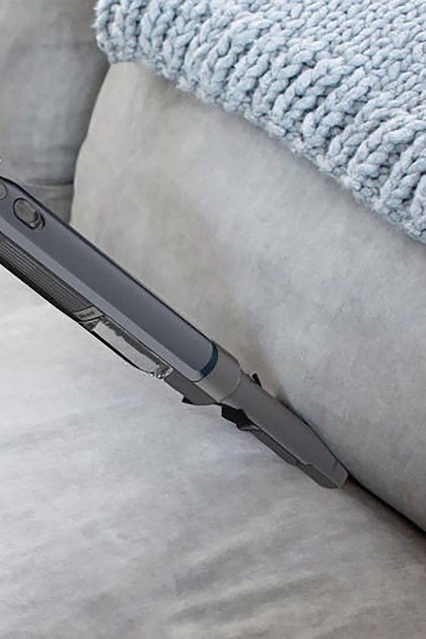 [SharkNinja] 샤크 에보파워 핸디 무선청소기 WV210KR은 미드나잇 블루 색상으로, 64 x 65 x 422mm 크기의 컴팩트한 디자인이 돋보입니다. 원터치 먼지통 비우기, 물 세척 가능, 인체공학적 디자인으로 편리함을 더했으며, 틈새용 노즐과 패브릭 맞춤 멀티툴을 포함한 다양한 구성품으로 꼼꼼한 청소를 지원합니다. 1900mAh 리튬 배터리로 약 8분 사용 가능하며, 충전은 약 4.5시간이 소요됩니다.
