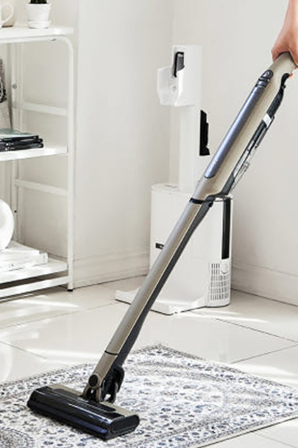 SharkNinja 샤크 에보 파워 시스템 STD+ CS151KRGYAE 무선청소기는 그레이 색상의 스틱형/핸디형 겸용 무선 충전식 청소기입니다. 일상적인 실내 청소에 적합하며, 파워 시스템과 충전식 배터리를 탑재하여 편리하게 사용할 수 있습니다. 샤크 에보 파워 시스템은 강력한 흡입력과 간편한 사용성을 제공합니다.
