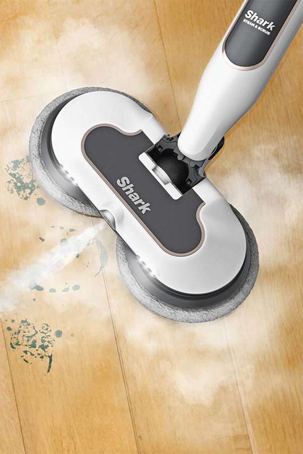 샤크 스팀 앤 스크럽 청소기 S8201KR은 강력한 스팀 분사와 회전 패드로 바닥을 깨끗하게 청소해 주는 청소기입니다. DEEP, NORMAL, LIGHT 3가지 작동 모드를 지원하며, 스팀 양과 회전 속도를 조절하여 다양한 바닥 재질 (목재, 대리석, 타일, 코팅된 마루바닥)에 맞게 사용할 수 있습니다. 본체, 극세사 패드 4개, 세움스틱으로 구성되어 있으며, Self Standing 기능과 스팀 블래스터, 수직 거치 시 자동 중지 기능을 갖춰 사용 편의성을 높였습니다.
