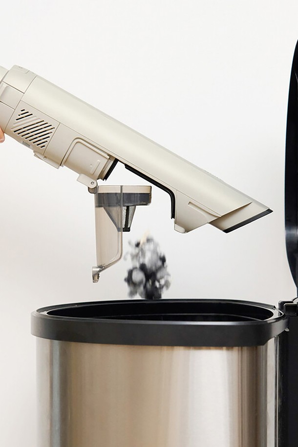 샤크 가벼운 무선청소기 에보 파워 시스템 NEO LC200KRIV는 아이보리 색상으로, 4가지 교체 가능한 헤드와 도크 일체형 거치 기능을 갖춘 무선 청소기입니다. 지능형 센서를 통해 먼지 양과 바닥 종류를 자동으로 인식하며, 부스트, 에코, IQ 모드를 지원하여 효율적인 청소가 가능합니다. 핸디형 0.8kg, 전체 1.5kg의 가벼운 무게와 최대 35분 (핸디모드) 사용 가능한 리튬 배터리(3000mAh)를 탑재했습니다.
