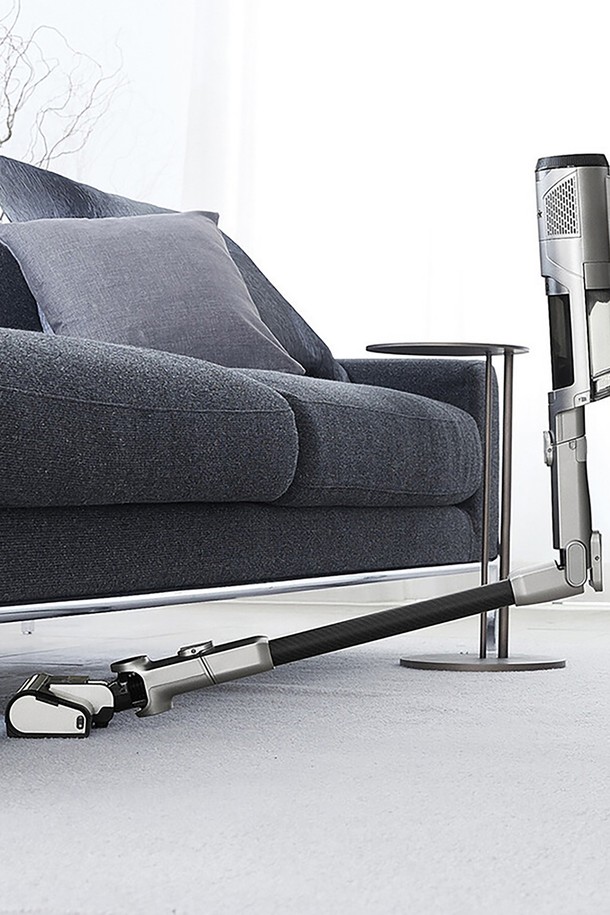 샤크 디텍트 무선청소기 IW2241KR은 라이트그레이 색상으로, 3000mAh 배터리를 장착하여 최대 42분(핸디모드, 에코모드 기준) 사용 가능하며, 하이브리드 파워클린 브러시, FLEX 기능, Edge Sensor 등을 통해 강력하고 편리한 청소 경험을 제공합니다. IQ모드/부스트모드/에코모드 등 3가지 모드를 지원하며, 미니모터헤드, 틈새용 노즐, 브러시, 멀티 노즐, 이불용 노즐 등 다양한 구성품으로 일반 바닥, 카펫, 침구류, 틈새, 이불/소파 청소까지 폭넓게 활용할 수 있습니다. 2.2kg의 가벼운 무게와 1068*260*316(mm) 크기로, 무선 스틱 및 핸디형으로 분리하여 더욱 편리하게 사용할 수 있습니다.
