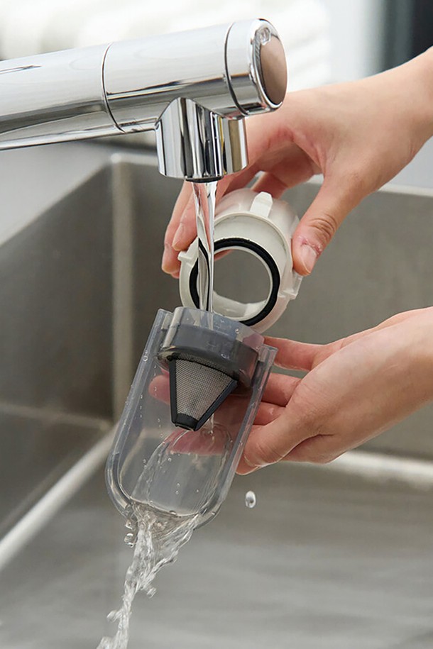 샤크 가벼운 무선청소기 에보 파워 시스템 NEO LC200KRIV는 아이보리 색상으로, 4가지 교체 가능한 헤드와 도크 일체형 거치 기능을 갖춘 무선 청소기입니다. 지능형 센서를 통해 먼지 양과 바닥 종류를 자동으로 인식하며, 부스트, 에코, IQ 모드를 지원하여 효율적인 청소가 가능합니다. 핸디형 0.8kg, 전체 1.5kg의 가벼운 무게와 최대 35분 (핸디모드) 사용 가능한 리튬 배터리(3000mAh)를 탑재했습니다.
