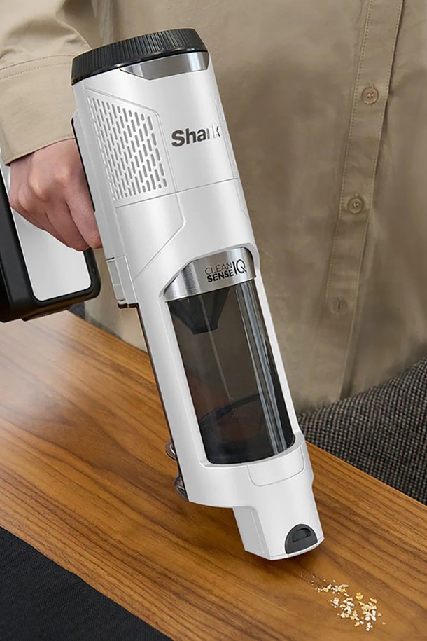 샤크 디텍트 무선청소기 IW2241KR은 라이트그레이 색상으로, 3000mAh 배터리를 장착하여 최대 42분(핸디모드, 에코모드 기준) 사용 가능하며, 하이브리드 파워클린 브러시, FLEX 기능, Edge Sensor 등을 통해 강력하고 편리한 청소 경험을 제공합니다. IQ모드/부스트모드/에코모드 등 3가지 모드를 지원하며, 미니모터헤드, 틈새용 노즐, 브러시, 멀티 노즐, 이불용 노즐 등 다양한 구성품으로 일반 바닥, 카펫, 침구류, 틈새, 이불/소파 청소까지 폭넓게 활용할 수 있습니다. 2.2kg의 가벼운 무게와 1068*260*316(mm) 크기로, 무선 스틱 및 핸디형으로 분리하여 더욱 편리하게 사용할 수 있습니다.
