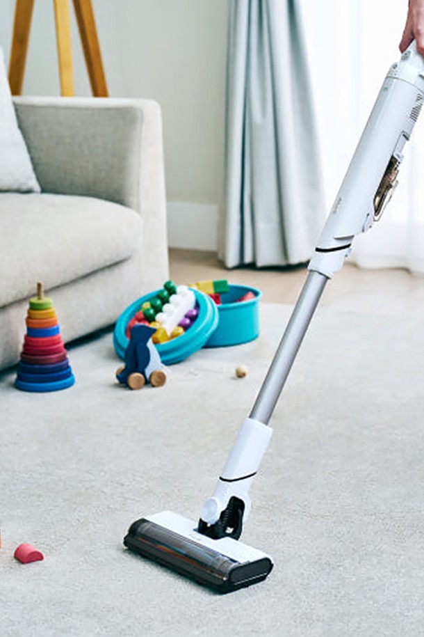 샤크 에보 파워 시스템 FIT+ 무선청소기 LC150KRBL은 자동 먼지 비움 시스템, HEPA 필터, 스마트 센서 시스템, 브러시리스 파워핀 기술, IQ 센서, 360도 회전 헤드를 갖춘 강력한 무선청소기입니다. 3000mAh 배터리로 스틱 모드에서 최대 34분, 핸디 모드에서는 최대 41분까지 사용 가능하며, 전체 1.7kg, 핸디 0.8kg의 가벼운 무게로 간편하게 사용할 수 있습니다. 본체, 스테이션, 이불용 노즐, 미니모터 헤드, 틈새용 노즐, 제품 스틱 등의 구성품과 심플하고 세련된 디자인, 3단계 먼지량 표시, 핸디형 전환 기능으로 편리함을 더했습니다.
