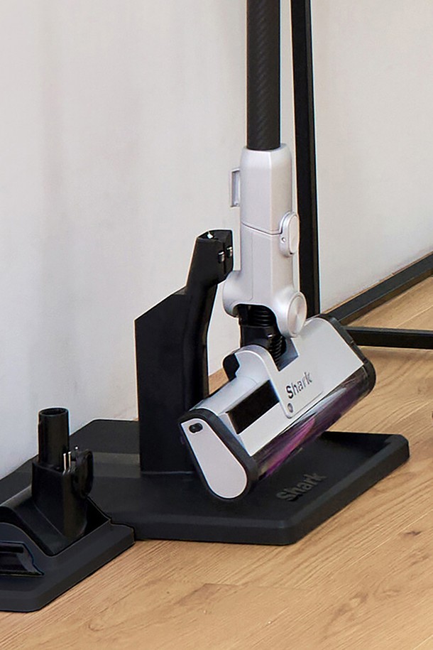 샤크 디텍트 무선청소기 IW2241KR은 라이트그레이 색상으로, 3000mAh 배터리를 장착하여 최대 42분(핸디모드, 에코모드 기준) 사용 가능하며, 하이브리드 파워클린 브러시, FLEX 기능, Edge Sensor 등을 통해 강력하고 편리한 청소 경험을 제공합니다. IQ모드/부스트모드/에코모드 등 3가지 모드를 지원하며, 미니모터헤드, 틈새용 노즐, 브러시, 멀티 노즐, 이불용 노즐 등 다양한 구성품으로 일반 바닥, 카펫, 침구류, 틈새, 이불/소파 청소까지 폭넓게 활용할 수 있습니다. 2.2kg의 가벼운 무게와 1068*260*316(mm) 크기로, 무선 스틱 및 핸디형으로 분리하여 더욱 편리하게 사용할 수 있습니다.
