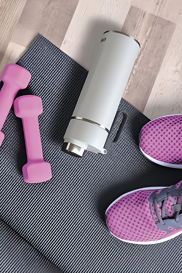 [SharkNinja] 닌자 서스티 532ml 트래블 보틀 텀블러 DW1801KR은 그레이 및 화이트 민트 색상으로 출시되었으며, 스테인리스 스틸 소재로 제작되어 일상 및 여행 시 유용하게 사용할 수 있습니다. 트리플 진공 단열 기술과 LeakLock 뚜껑으로 최대 24시간 보냉 및 8시간 보온 기능을 제공하며, 2일 동안 얼음을 보존할 수 있습니다. 532ml 용량의 이 텀블러는 BPA-free이며, 버블락 내부 표면 처리 및 매끄러운 내부 디자인으로 사용 편의성을 높였습니다.
