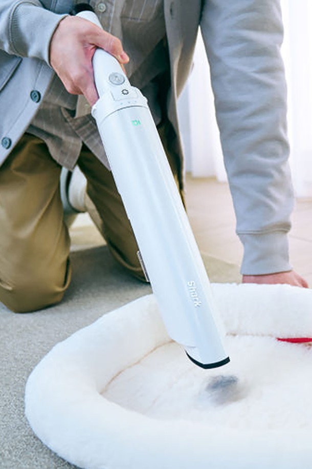 샤크 에보 파워 시스템 FIT+ 무선청소기 LC150KRBL은 자동 먼지 비움 시스템, HEPA 필터, 스마트 센서 시스템, 브러시리스 파워핀 기술, IQ 센서, 360도 회전 헤드를 갖춘 강력한 무선청소기입니다. 3000mAh 배터리로 스틱 모드에서 최대 34분, 핸디 모드에서는 최대 41분까지 사용 가능하며, 전체 1.7kg, 핸디 0.8kg의 가벼운 무게로 간편하게 사용할 수 있습니다. 본체, 스테이션, 이불용 노즐, 미니모터 헤드, 틈새용 노즐, 제품 스틱 등의 구성품과 심플하고 세련된 디자인, 3단계 먼지량 표시, 핸디형 전환 기능으로 편리함을 더했습니다.
