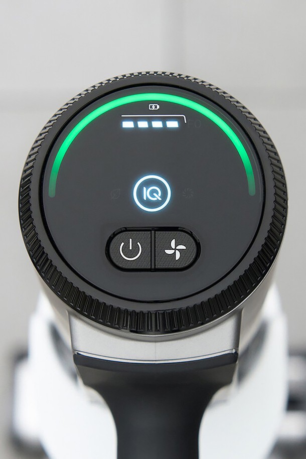 샤크 디텍트 무선청소기 IW2241KR은 라이트그레이 색상으로, 3000mAh 배터리를 장착하여 최대 42분(핸디모드, 에코모드 기준) 사용 가능하며, 하이브리드 파워클린 브러시, FLEX 기능, Edge Sensor 등을 통해 강력하고 편리한 청소 경험을 제공합니다. IQ모드/부스트모드/에코모드 등 3가지 모드를 지원하며, 미니모터헤드, 틈새용 노즐, 브러시, 멀티 노즐, 이불용 노즐 등 다양한 구성품으로 일반 바닥, 카펫, 침구류, 틈새, 이불/소파 청소까지 폭넓게 활용할 수 있습니다. 2.2kg의 가벼운 무게와 1068*260*316(mm) 크기로, 무선 스틱 및 핸디형으로 분리하여 더욱 편리하게 사용할 수 있습니다.
