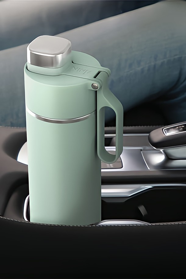 [SharkNinja] 닌자 서스티 532ml 트래블 보틀 텀블러 DW1801KR은 일상과 여행에 적합한 보온/보냉 텀블러입니다. 스테인리스 스틸 소재로 제작되어 8시간 보온, 24시간 보냉, 최대 2일간 얼음을 보관할 수 있으며, 누수 방지 기능과 탄산음료 보관이 가능합니다. 그레이와 화이트 민트 두 가지 색상으로 제공되며, 77x245mm 크기에 392g 무게, 1년 보증 기간을 제공합니다.
