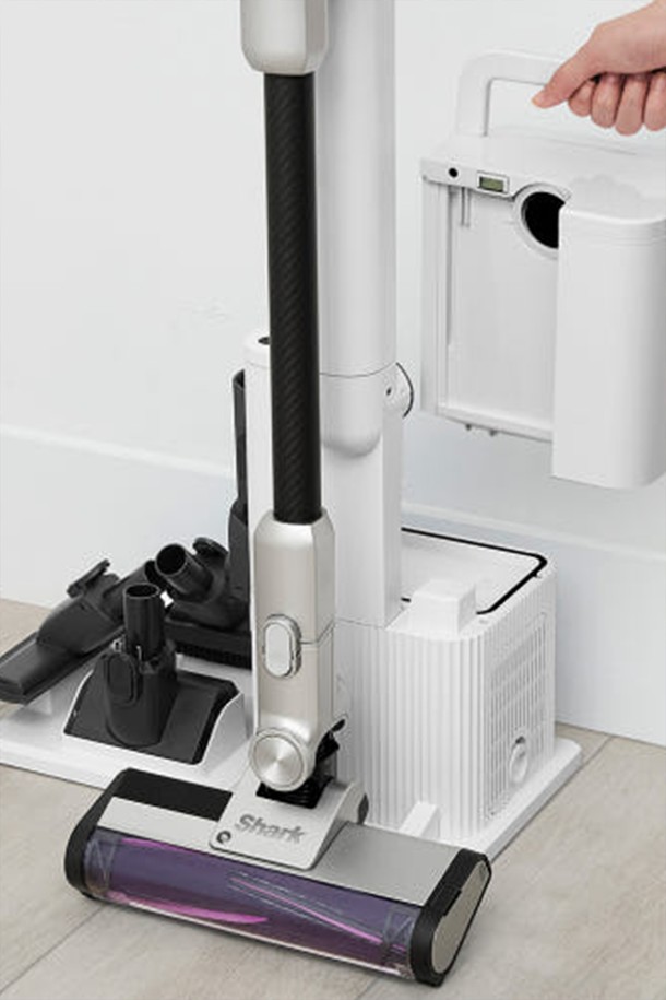 샤크 디텍트 Clean & Empty 무선청소기 IW3241KR은 자동 먼지 비움 기능의 오토 엠티 시스템을 갖춰 편리함을 더한 무선 청소기입니다. 스마트 센서, 헤드라이트, HEPA 필터, 핸디형 분리, 먼지량 감지, 자동 흡입력 조절, 바닥 타입 인식 등 다양한 기능을 제공하며, 3000mAh 배터리로 최대 42분(핸디모드, 에코)까지 사용 가능합니다. 틈새용 노즐, 멀티 노즐, 이불용 노즐 등 다양한 구성품과 함께 그레이 색상으로 출시되었습니다.
