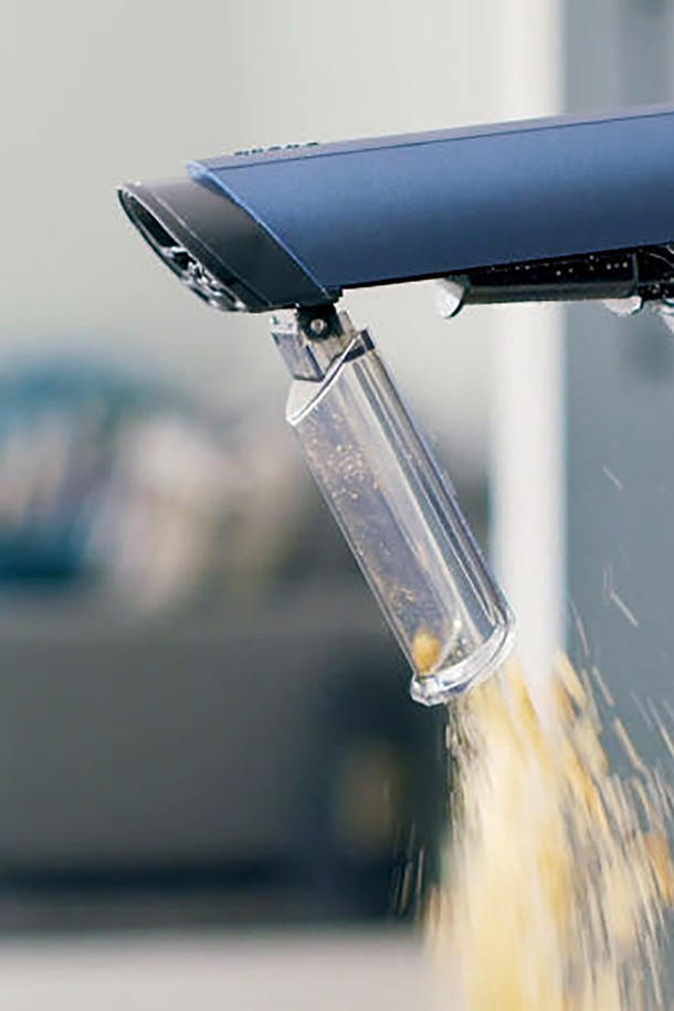 샤크 에보파워 EX 핸디 무선청소기 WV270KR은 0.6kg의 가벼운 무게와 인체공학적 디자인으로 설계되어 차량 내부, 소파, 좁은 공간 등 다양한 곳을 편리하게 청소할 수 있습니다. 1900mAh 리튬 배터리를 탑재하여 일반 모드에서는 최대 15분, 부스트 모드에서는 8분간 강력한 흡입력을 유지하며, 원터치 먼지 비움 기능으로 위생적인 사용이 가능합니다. 구성품으로는 본체, 충전용 거치대, 틈새용 노즐, 멀티 툴 등이 있으며, 1년의 보증 기간을 제공합니다.
