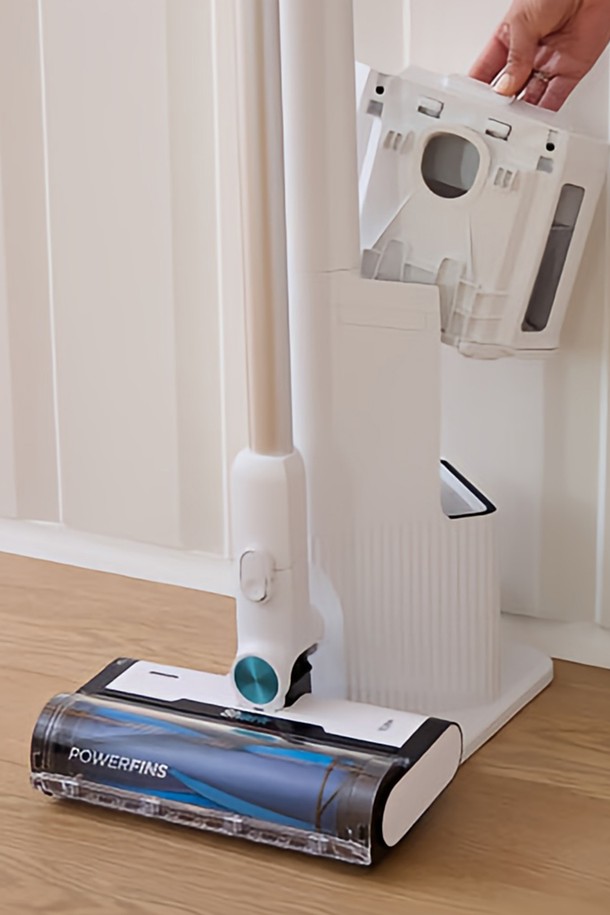 샤크 Clean & Empty 무선청소기 BU3521KR은 화이트와 블루 두 가지 색상으로 출시되었습니다. 이 스틱형 무선청소기는 자동 비움 기능과 오토 엠티 시스템을 갖춰 편리하게 사용할 수 있으며, 플라스틱과 금속 소재로 제작되었습니다. 샤크 Clean & Empty는 분리형 디자인으로 꼼꼼한 청소가 가능합니다.
