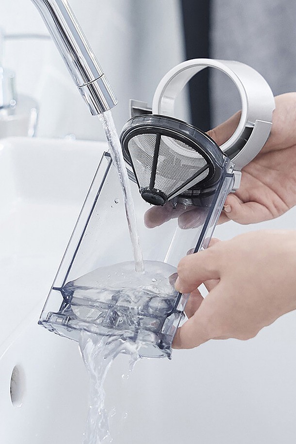 샤크 디텍트 무선청소기 IW2241KR은 라이트그레이 색상으로, 3000mAh 배터리를 장착하여 최대 42분(핸디모드, 에코모드 기준) 사용 가능하며, 하이브리드 파워클린 브러시, FLEX 기능, Edge Sensor 등을 통해 강력하고 편리한 청소 경험을 제공합니다. IQ모드/부스트모드/에코모드 등 3가지 모드를 지원하며, 미니모터헤드, 틈새용 노즐, 브러시, 멀티 노즐, 이불용 노즐 등 다양한 구성품으로 일반 바닥, 카펫, 침구류, 틈새, 이불/소파 청소까지 폭넓게 활용할 수 있습니다. 2.2kg의 가벼운 무게와 1068*260*316(mm) 크기로, 무선 스틱 및 핸디형으로 분리하여 더욱 편리하게 사용할 수 있습니다.
