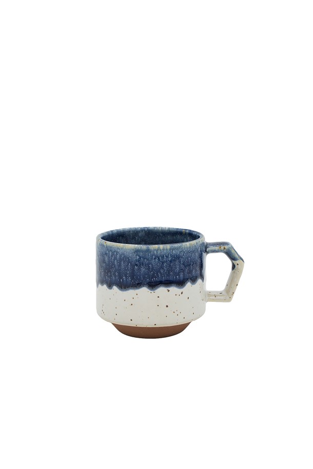 칩스 스택 머그 280ml 화이트-네이비 드롭은 심플한 라인이 돋보이는 도자기 재질의 머그컵입니다. 화이트와 네이비 두 가지 컬러로 출시되어 취향에 맞게 선택할 수 있으며, 스택형 디자인으로 수납이 용이합니다. 손잡이와 바닥에 로고가 각인되어 있으며, 280ml 용량으로 일상생활에서 활용하기 좋습니다. 수제작으로 제작되어 프리미엄 마감 처리를 통해 고급스러움을 더했으며, 선물용이나 주방 데코레이션용으로도 적합합니다.
