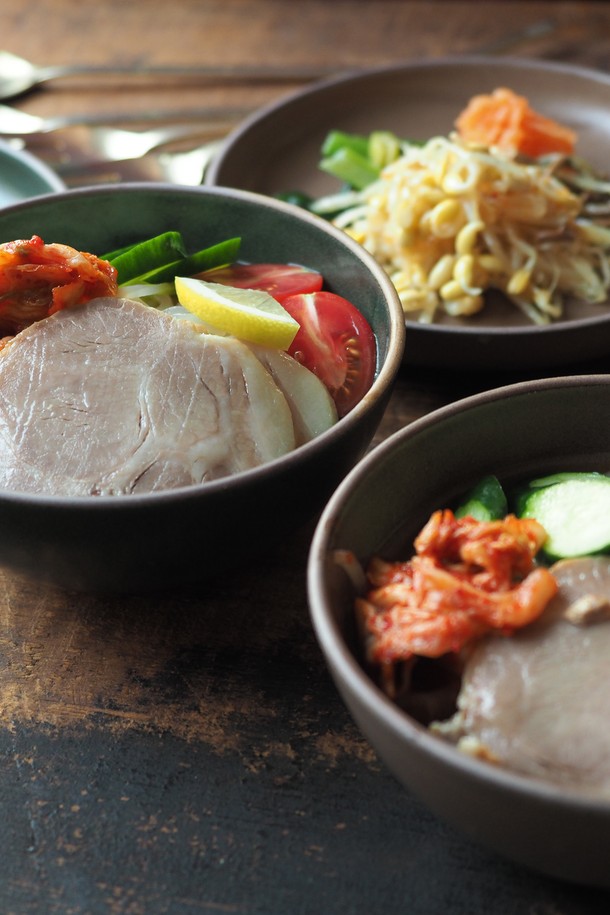 브릭스 볼 500ml 네이비는 미니멀하고 모던한 스타일을 추구하는 분들을 위한 식사용 도자기 볼입니다. 500ml 용량으로, 넉넉한 양의 음식을 담기에 적합하며, 심플한 디자인과 네이비 컬러가 주방에 차분하고 세련된 분위기를 더합니다. 친환경 소재로 제작되어 안심하고 사용할 수 있으며, 고급스러운 마감과 매끄러운 촉감이 특징입니다. 내구성이 우수하여 오래 사용할 수 있으며, 일반 식사용으로 적합합니다. 전자레인지 및 직화 사용은 불가합니다.
