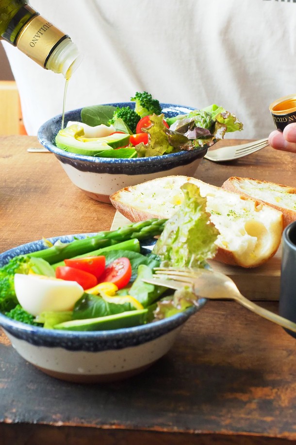 칩스 볼 450ml 매트 레드는 미니멀한 스타일의 세라믹 그릇입니다. 매트 레드 컬러에 무지 패턴으로 디자인되어 과일, 샐러드, 디저트, 스낵 등을 담기에 좋습니다. 미끄럼 방지 기능과 적층 가능하여 실내 및 실외에서 모두 사용 가능하며, 공간 효율적인 보관이 용이합니다. 내구성이 우수하며 안정적인 디자인에 로고 각인으로 포인트를 더했습니다. 전자레인지 및 직접 가열은 불가능하며, 세척 시 주의가 필요합니다.
