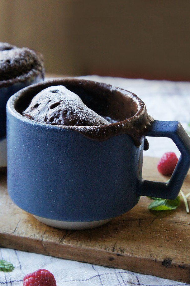 칩스 스택 머그 280ml 화이트-네이비 드롭은 심플한 라인이 돋보이는 도자기 재질의 머그컵입니다. 화이트와 네이비 두 가지 컬러로 출시되어 취향에 맞게 선택할 수 있으며, 스택형 디자인으로 수납이 용이합니다. 손잡이와 바닥에 로고가 각인되어 있으며, 280ml 용량으로 일상생활에서 활용하기 좋습니다. 수제작으로 제작되어 프리미엄 마감 처리를 통해 고급스러움을 더했으며, 선물용이나 주방 데코레이션용으로도 적합합니다.
