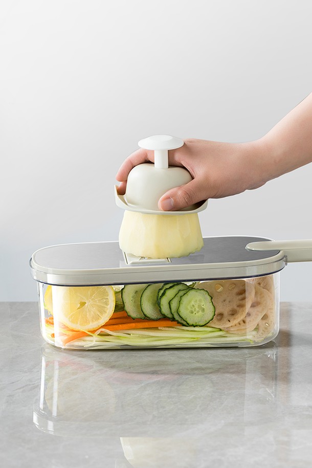 레벤호프 베지터블 슬라이서 그레이는 주방 조리에 특화된 주방용품입니다. 그레이와 실버 색상으로 제공되며, PET, ABS, 스테인리스 스틸 소재로 제작되었습니다. 6종 칼날, 29도 슬라이싱 각도, 손 보호대, 보호림으로 안전성을 높였으며, 1.5L 용량과 배수 시스템을 갖춰 실용적입니다. 1.5mm 얇은/3mm 두꺼운 칼날, 3mm/5mm 채썰기 칼날, 강판, 웨이브 패턴 칼날 등 다양한 구성품으로 채썰기, 슬라이스 기능과 분리, 보관이 용이합니다.
