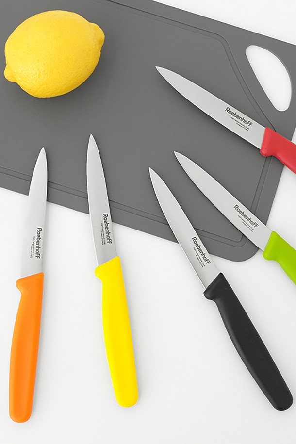 레벤호프(Levenhuff) 4인치 민자 과도 오렌지 칼은 주방에서 과일과 채소를 다듬는 데 사용되는 실용적인 도구입니다. 카본 합금강 소재의 뛰어난 절삭력은 깔끔한 절단을 돕고, 폴리프로필렌 수지 손잡이는 인체공학적 디자인으로 손의 피로도를 줄여줍니다. 레이저 각도 테스트를 거쳐 정밀성을 높였으며, 식기세척기 사용이 가능하여 관리가 편리합니다. 비비드한 오렌지 컬러와 20cm의 적절한 사이즈로 주방에 활력을 더합니다.
