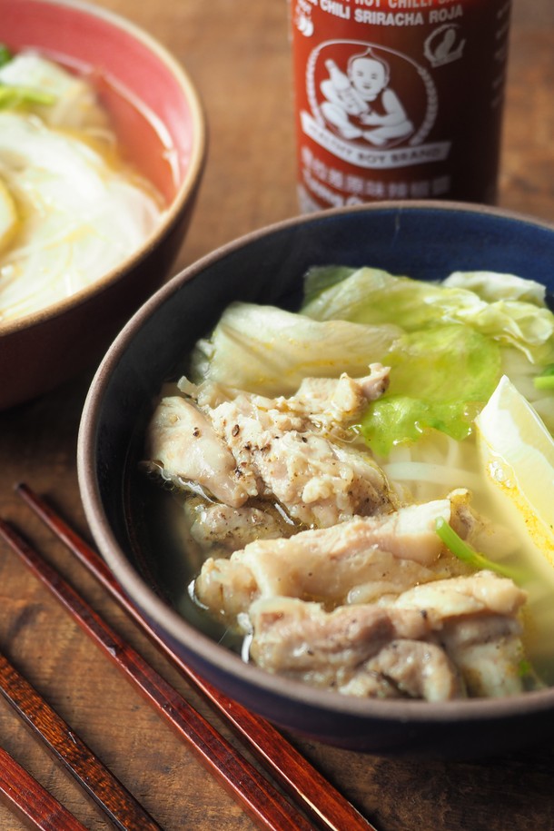 브릭스 볼 500ml 네이비는 미니멀하고 모던한 스타일을 추구하는 분들을 위한 식사용 도자기 볼입니다. 500ml 용량으로, 넉넉한 양의 음식을 담기에 적합하며, 심플한 디자인과 네이비 컬러가 주방에 차분하고 세련된 분위기를 더합니다. 친환경 소재로 제작되어 안심하고 사용할 수 있으며, 고급스러운 마감과 매끄러운 촉감이 특징입니다. 내구성이 우수하여 오래 사용할 수 있으며, 일반 식사용으로 적합합니다. 전자레인지 및 직화 사용은 불가합니다.
