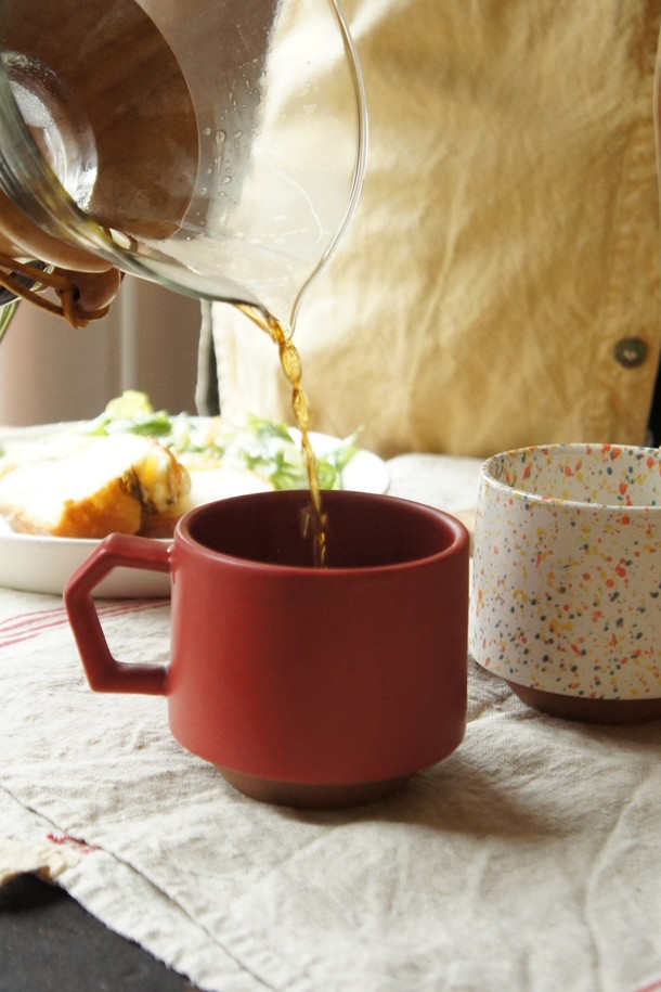 칩스 스택 머그 280ml 화이트-네이비 드롭은 심플한 라인이 돋보이는 도자기 재질의 머그컵입니다. 화이트와 네이비 두 가지 컬러로 출시되어 취향에 맞게 선택할 수 있으며, 스택형 디자인으로 수납이 용이합니다. 손잡이와 바닥에 로고가 각인되어 있으며, 280ml 용량으로 일상생활에서 활용하기 좋습니다. 수제작으로 제작되어 프리미엄 마감 처리를 통해 고급스러움을 더했으며, 선물용이나 주방 데코레이션용으로도 적합합니다.
