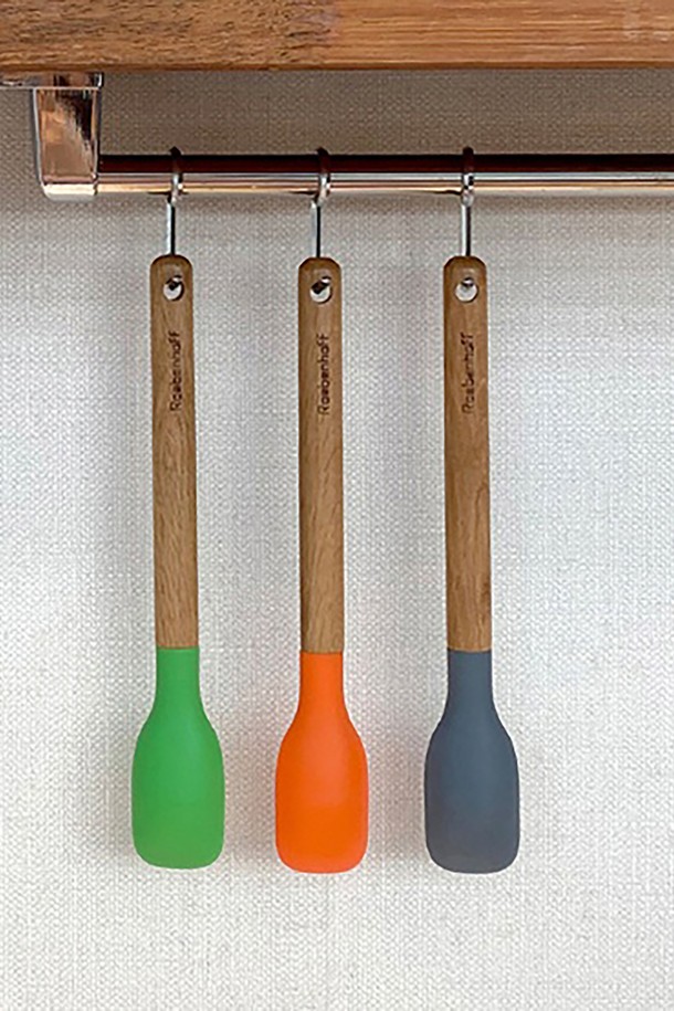 레벤호프 실리콘 스파츌러 미니 그레이는 요거트, 시리얼, 조리, 볶음 요리에 적합한 주방용품입니다. 22.5 x 3.5 cm 크기로, 실리콘과 나무 소재로 제작되어 인체에 안전하며 논스틱, 스크래치 방지 기능으로 실용성을 높였습니다. 이중 헤드 구조와 오목한 스푼형 헤드는 음식물을 효율적으로 다룰 수 있도록 돕습니다. 북유럽 스타일 손잡이와 브랜드 로고 각인, 걸이용 구멍 디자인으로 주방 인테리어에도 포인트를 줄 수 있으며, 강화된 내부 구조와 인체공학적 디자인으로 다용도로 사용할 수 있습니다.
