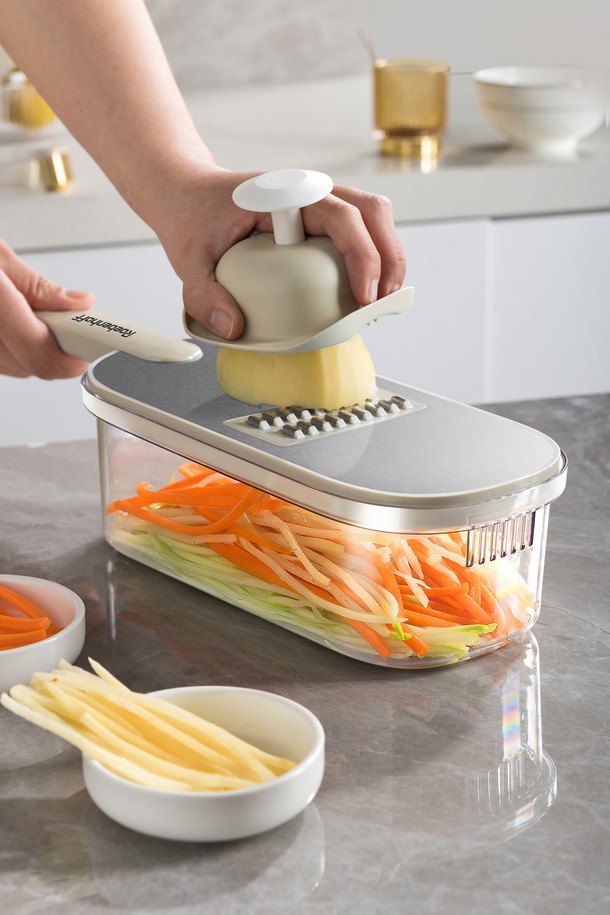레벤호프 베지터블 슬라이서 그레이는 주방 조리에 특화된 주방용품입니다. 그레이와 실버 색상으로 제공되며, PET, ABS, 스테인리스 스틸 소재로 제작되었습니다. 6종 칼날, 29도 슬라이싱 각도, 손 보호대, 보호림으로 안전성을 높였으며, 1.5L 용량과 배수 시스템을 갖춰 실용적입니다. 1.5mm 얇은/3mm 두꺼운 칼날, 3mm/5mm 채썰기 칼날, 강판, 웨이브 패턴 칼날 등 다양한 구성품으로 채썰기, 슬라이스 기능과 분리, 보관이 용이합니다.
