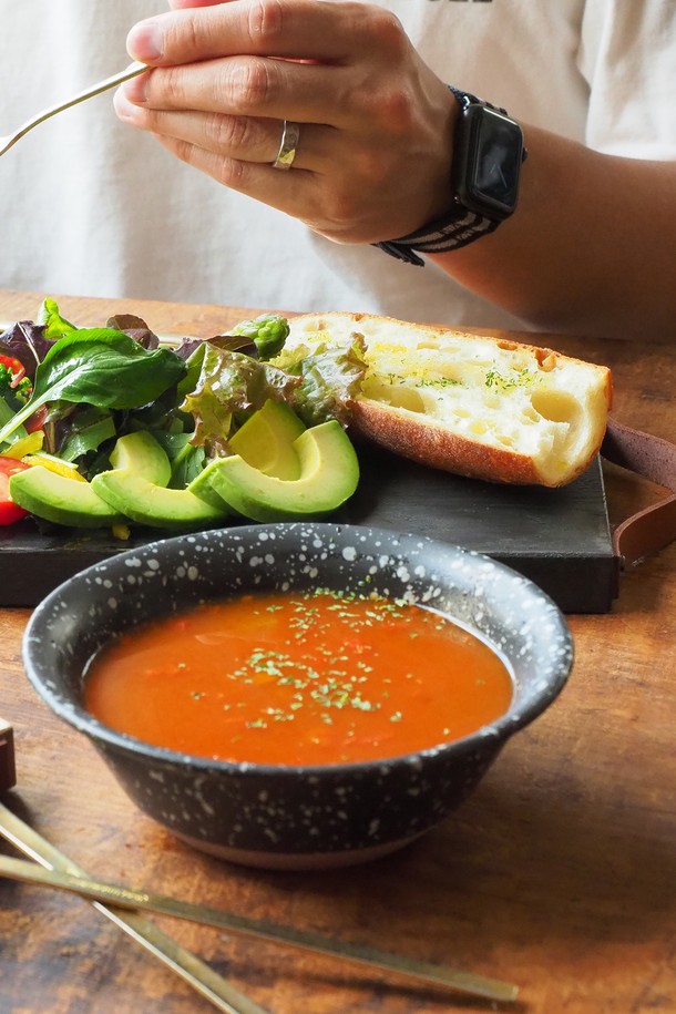 칩스 볼 450ml 매트 레드는 미니멀한 스타일의 세라믹 그릇입니다. 매트 레드 컬러에 무지 패턴으로 디자인되어 과일, 샐러드, 디저트, 스낵 등을 담기에 좋습니다. 미끄럼 방지 기능과 적층 가능하여 실내 및 실외에서 모두 사용 가능하며, 공간 효율적인 보관이 용이합니다. 내구성이 우수하며 안정적인 디자인에 로고 각인으로 포인트를 더했습니다. 전자레인지 및 직접 가열은 불가능하며, 세척 시 주의가 필요합니다.
