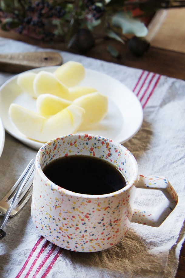 칩스 스택 머그 280ml 화이트-네이비 드롭은 심플한 라인이 돋보이는 도자기 재질의 머그컵입니다. 화이트와 네이비 두 가지 컬러로 출시되어 취향에 맞게 선택할 수 있으며, 스택형 디자인으로 수납이 용이합니다. 손잡이와 바닥에 로고가 각인되어 있으며, 280ml 용량으로 일상생활에서 활용하기 좋습니다. 수제작으로 제작되어 프리미엄 마감 처리를 통해 고급스러움을 더했으며, 선물용이나 주방 데코레이션용으로도 적합합니다.
