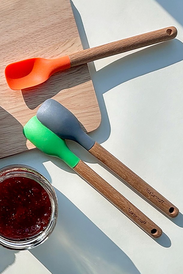 레벤호프 실리콘 스파츌러 미니 그레이는 요거트, 시리얼, 조리, 볶음 요리에 적합한 주방용품입니다. 22.5 x 3.5 cm 크기로, 실리콘과 나무 소재로 제작되어 인체에 안전하며 논스틱, 스크래치 방지 기능으로 실용성을 높였습니다. 이중 헤드 구조와 오목한 스푼형 헤드는 음식물을 효율적으로 다룰 수 있도록 돕습니다. 북유럽 스타일 손잡이와 브랜드 로고 각인, 걸이용 구멍 디자인으로 주방 인테리어에도 포인트를 줄 수 있으며, 강화된 내부 구조와 인체공학적 디자인으로 다용도로 사용할 수 있습니다.

